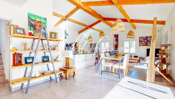 Au fond d'une impasse, dans un environnement calme, découvrez cette belle maison R+1 de 140 m² habitables, implantée sur une parcelle d'environ 600 m², sans vis-à-vis.

Le véritable coup de cœur se trouve dès l'entrée : une magnifique pièce de vie avec séjour cathédrale, baignée de lumière, où les poutres apparentes et les larges baies vitrées créent une atmosphère chaleureuse. La cuisine ouverte, aménagée autour d'un grand îlot central, s'intègre parfaitement à cet espace convivial et offre un accès direct au garage.

Le rez-de-chaussée accueille une suite parentale avec dressing, salle de bains équipée d'une douche et d'une baignoire balnéo, ainsi qu'un WC indépendant.

À l'étage, vous trouverez deux grandes chambres, une salle d'eau avec WC et un espace de rangement sur le palier.

Entièrement climatisée, la maison offre un confort optimal en toute saison.

À l'extérieur, profitez d'un jardin sans vis-à-vis, d'une belle terrasse, d'une piscine et d'un espace permettant de stationner plusieurs véhicules derrière un portail électrique.

Les + du bien :

✔ Séjour cathédrale avec belle hauteur sous plafond
✔ Cuisine ouverte avec îlot central
✔ Suite parentale de plain-pied avec dressing
✔ Climatisation
✔ Piscine et jardin sans vis-à-vis
✔ Garage et stationnements privatifs
✔ Secteur calme, en impasse

Une maison lumineuse, parfaitement entretenue, où chaque espace a été pensé pour offrir confort et convivialité.

Une visite s'impose ! Contactez-moi dès aujourd'hui pour découvrir ce bien.