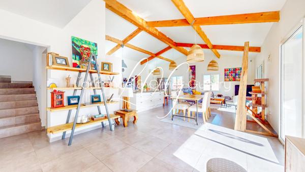 Au fond d'une impasse, dans un environnement calme, découvrez cette belle maison R+1 de 140 m² habitables, implantée sur une parcelle d'environ 600 m², sans vis-à-vis.

Le véritable coup de cœur se trouve dès l'entrée : une magnifique pièce de vie avec séjour cathédrale, baignée de lumière, où les poutres apparentes et les larges baies vitrées créent une atmosphère chaleureuse. La cuisine ouverte, aménagée autour d'un grand îlot central, s'intègre parfaitement à cet espace convivial et offre un accès direct au garage.

Le rez-de-chaussée accueille une suite parentale avec dressing, salle de bains équipée d'une douche et d'une baignoire balnéo, ainsi qu'un WC indépendant.

À l'étage, vous trouverez deux grandes chambres, une salle d'eau avec WC et un espace de rangement sur le palier.

Entièrement climatisée, la maison offre un confort optimal en toute saison.

À l'extérieur, profitez d'un jardin sans vis-à-vis, d'une belle terrasse, d'une piscine et d'un espace permettant de stationner plusieurs véhicules derrière un portail électrique.

Les + du bien :

✔ Séjour cathédrale avec belle hauteur sous plafond
✔ Cuisine ouverte avec îlot central
✔ Suite parentale de plain-pied avec dressing
✔ Climatisation
✔ Piscine et jardin sans vis-à-vis
✔ Garage et stationnements privatifs
✔ Secteur calme, en impasse

Une maison lumineuse, parfaitement entretenue, où chaque espace a été pensé pour offrir confort et convivialité.

Une visite s'impose ! Contactez-moi dès aujourd'hui pour découvrir ce bien.