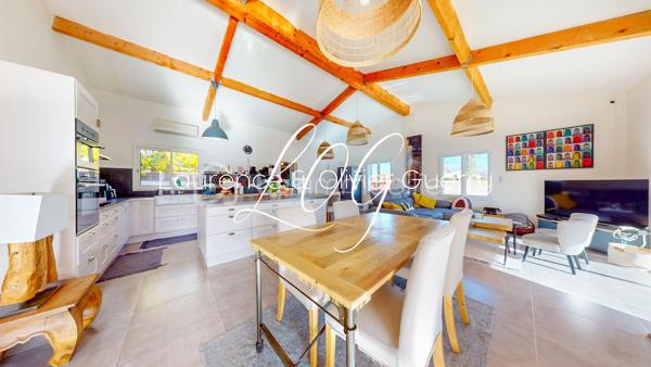 Au fond d'une impasse, dans un environnement calme, découvrez cette belle maison R+1 de 140 m² habitables, implantée sur une parcelle d'environ 600 m², sans vis-à-vis.

Le véritable coup de cœur se trouve dès l'entrée : une magnifique pièce de vie avec séjour cathédrale, baignée de lumière, où les poutres apparentes et les larges baies vitrées créent une atmosphère chaleureuse. La cuisine ouverte, aménagée autour d'un grand îlot central, s'intègre parfaitement à cet espace convivial et offre un accès direct au garage.

Le rez-de-chaussée accueille une suite parentale avec dressing, salle de bains équipée d'une douche et d'une baignoire balnéo, ainsi qu'un WC indépendant.

À l'étage, vous trouverez deux grandes chambres, une salle d'eau avec WC et un espace de rangement sur le palier.

Entièrement climatisée, la maison offre un confort optimal en toute saison.

À l'extérieur, profitez d'un jardin sans vis-à-vis, d'une belle terrasse, d'une piscine et d'un espace permettant de stationner plusieurs véhicules derrière un portail électrique.

Les + du bien :

✔ Séjour cathédrale avec belle hauteur sous plafond
✔ Cuisine ouverte avec îlot central
✔ Suite parentale de plain-pied avec dressing
✔ Climatisation
✔ Piscine et jardin sans vis-à-vis
✔ Garage et stationnements privatifs
✔ Secteur calme, en impasse

Une maison lumineuse, parfaitement entretenue, où chaque espace a été pensé pour offrir confort et convivialité.

Une visite s'impose ! Contactez-moi dès aujourd'hui pour découvrir ce bien.