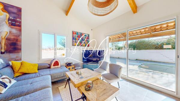 Au fond d'une impasse, dans un environnement calme, découvrez cette belle maison R+1 de 140 m² habitables, implantée sur une parcelle d'environ 600 m², sans vis-à-vis.

Le véritable coup de cœur se trouve dès l'entrée : une magnifique pièce de vie avec séjour cathédrale, baignée de lumière, où les poutres apparentes et les larges baies vitrées créent une atmosphère chaleureuse. La cuisine ouverte, aménagée autour d'un grand îlot central, s'intègre parfaitement à cet espace convivial et offre un accès direct au garage.

Le rez-de-chaussée accueille une suite parentale avec dressing, salle de bains équipée d'une douche et d'une baignoire balnéo, ainsi qu'un WC indépendant.

À l'étage, vous trouverez deux grandes chambres, une salle d'eau avec WC et un espace de rangement sur le palier.

Entièrement climatisée, la maison offre un confort optimal en toute saison.

À l'extérieur, profitez d'un jardin sans vis-à-vis, d'une belle terrasse, d'une piscine et d'un espace permettant de stationner plusieurs véhicules derrière un portail électrique.

Les + du bien :

✔ Séjour cathédrale avec belle hauteur sous plafond
✔ Cuisine ouverte avec îlot central
✔ Suite parentale de plain-pied avec dressing
✔ Climatisation
✔ Piscine et jardin sans vis-à-vis
✔ Garage et stationnements privatifs
✔ Secteur calme, en impasse

Une maison lumineuse, parfaitement entretenue, où chaque espace a été pensé pour offrir confort et convivialité.

Une visite s'impose ! Contactez-moi dès aujourd'hui pour découvrir ce bien.