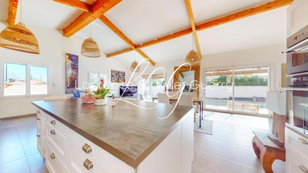 Au fond d'une impasse, dans un environnement calme, découvrez cette belle maison R+1 de 140 m² habitables, implantée sur une parcelle d'environ 600 m², sans vis-à-vis.

Le véritable coup de cœur se trouve dès l'entrée : une magnifique pièce de vie avec séjour cathédrale, baignée de lumière, où les poutres apparentes et les larges baies vitrées créent une atmosphère chaleureuse. La cuisine ouverte, aménagée autour d'un grand îlot central, s'intègre parfaitement à cet espace convivial et offre un accès direct au garage.

Le rez-de-chaussée accueille une suite parentale avec dressing, salle de bains équipée d'une douche et d'une baignoire balnéo, ainsi qu'un WC indépendant.

À l'étage, vous trouverez deux grandes chambres, une salle d'eau avec WC et un espace de rangement sur le palier.

Entièrement climatisée, la maison offre un confort optimal en toute saison.

À l'extérieur, profitez d'un jardin sans vis-à-vis, d'une belle terrasse, d'une piscine et d'un espace permettant de stationner plusieurs véhicules derrière un portail électrique.

Les + du bien :

✔ Séjour cathédrale avec belle hauteur sous plafond
✔ Cuisine ouverte avec îlot central
✔ Suite parentale de plain-pied avec dressing
✔ Climatisation
✔ Piscine et jardin sans vis-à-vis
✔ Garage et stationnements privatifs
✔ Secteur calme, en impasse

Une maison lumineuse, parfaitement entretenue, où chaque espace a été pensé pour offrir confort et convivialité.

Une visite s'impose ! Contactez-moi dès aujourd'hui pour découvrir ce bien.