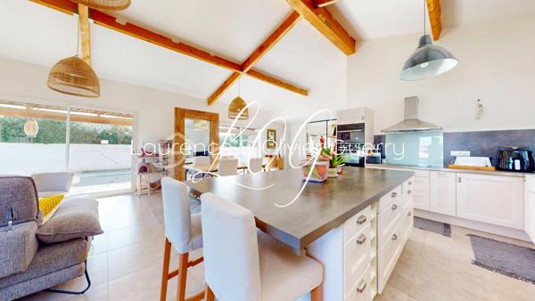 Au fond d'une impasse, dans un environnement calme, découvrez cette belle maison R+1 de 140 m² habitables, implantée sur une parcelle d'environ 600 m², sans vis-à-vis.

Le véritable coup de cœur se trouve dès l'entrée : une magnifique pièce de vie avec séjour cathédrale, baignée de lumière, où les poutres apparentes et les larges baies vitrées créent une atmosphère chaleureuse. La cuisine ouverte, aménagée autour d'un grand îlot central, s'intègre parfaitement à cet espace convivial et offre un accès direct au garage.

Le rez-de-chaussée accueille une suite parentale avec dressing, salle de bains équipée d'une douche et d'une baignoire balnéo, ainsi qu'un WC indépendant.

À l'étage, vous trouverez deux grandes chambres, une salle d'eau avec WC et un espace de rangement sur le palier.

Entièrement climatisée, la maison offre un confort optimal en toute saison.

À l'extérieur, profitez d'un jardin sans vis-à-vis, d'une belle terrasse, d'une piscine et d'un espace permettant de stationner plusieurs véhicules derrière un portail électrique.

Les + du bien :

✔ Séjour cathédrale avec belle hauteur sous plafond
✔ Cuisine ouverte avec îlot central
✔ Suite parentale de plain-pied avec dressing
✔ Climatisation
✔ Piscine et jardin sans vis-à-vis
✔ Garage et stationnements privatifs
✔ Secteur calme, en impasse

Une maison lumineuse, parfaitement entretenue, où chaque espace a été pensé pour offrir confort et convivialité.

Une visite s'impose ! Contactez-moi dès aujourd'hui pour découvrir ce bien.