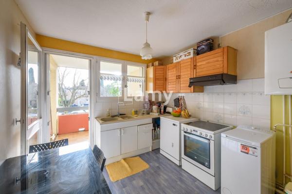 Appartement t4, terrasse et parking