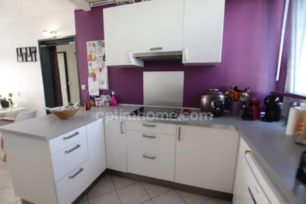 ST JEAN DE LA RUELLE proche accès Tangentielle, appartement de trois pièces en excellent état