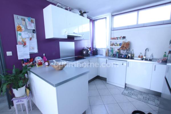 ST JEAN DE LA RUELLE proche accès Tangentielle, appartement de trois pièces en excellent état