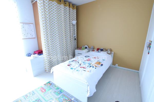 ST JEAN DE LA RUELLE proche accès Tangentielle, appartement de trois pièces en excellent état