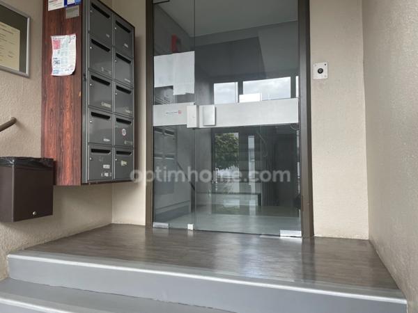 ST JEAN DE LA RUELLE proche accès Tangentielle, appartement de trois pièces en excellent état