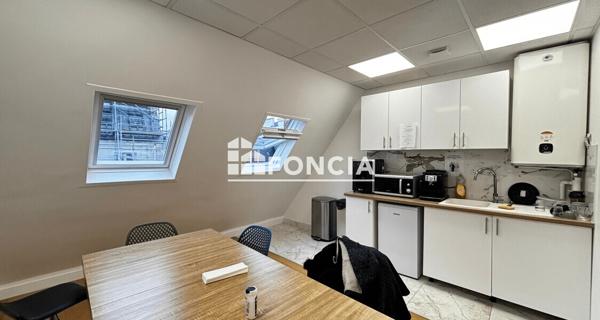 Location Local commercial 5 pièces 245 m² - Paris 75009