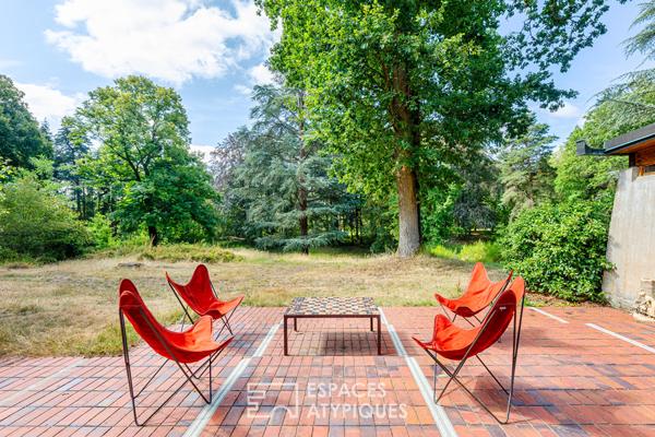 Maison d’architecte des années 70 au coeur d’un domaine boisé