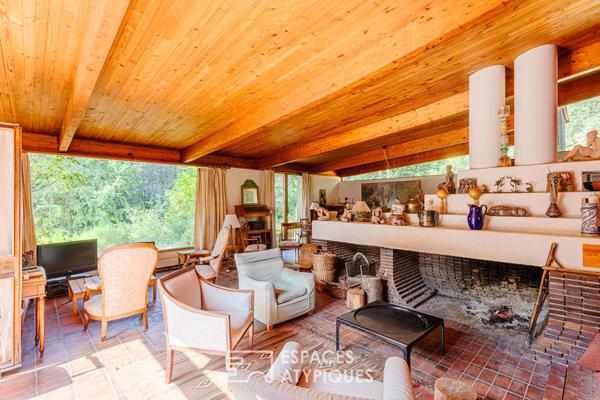 Maison d’architecte des années 70 au coeur d’un domaine boisé