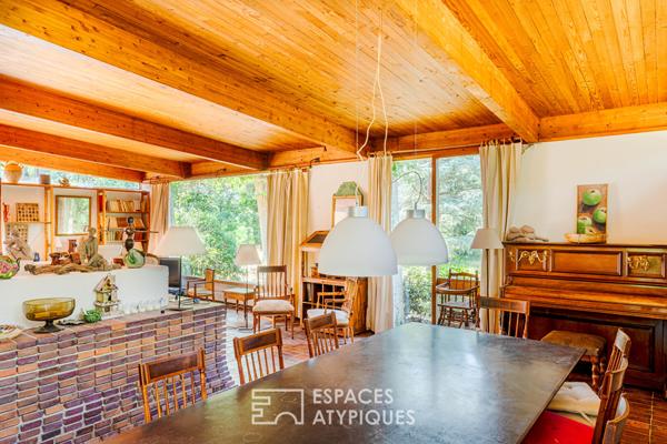 Maison d’architecte des années 70 au coeur d’un domaine boisé