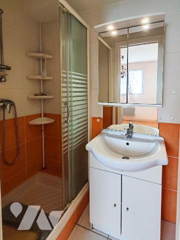 2111 - MAISON CONTEMPORAINE AVEC VIE DE PLAIN PIED - 3 CHAMBRES - TERRAIN PAYSAGE DE 483M²