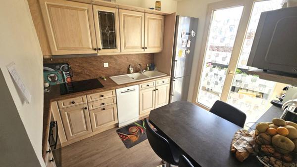 Houdan / Appartement lumineux en parfait état / 3 chambres + parking