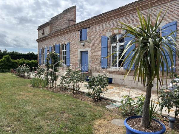 Au cœur de la Nouvelle Aquitaine, à seulement 8 mns d'Agen, découvrez cette magnifique demeure de caractère en pierre d'environ 300 m² habitables, entièrement restaurée, 
offrant un cadre de vie privilégié dans un environnement calme et verdoyant. 
Cette propriété séduit par ses volumes généreux, son authenticité, son parc clos et arboré de 5000 m², agrémenté de 3 puits, 
Dés l'entrée, vous serez charmé par un vaste espace de vie traversant d'environ 90 m² baigné de lumière, comprenant salon, salle à manger et cuisine. 
Cet espace de réception bénéficie d'un accès de plain-pied à la  terrasse et la piscine, prolongeant naturellement les pièces de vie vers l'extérieur. 
La maison dispose de nombreuses chambres, plusieurs salle de bains et wc. 

A l'extérieur, le parc paysager invite à la détente avec sa piscine, ses terrasses, son potager, ses arbres fruitiers et son pigeonnier offrant un beau potentiel d'aménagement selon vos envies. 
Les dépendances comprennent un garage, un atelier ainsi qu'une mezzanine apportant de nombreux espaces de rangement ou de travail. 
Une possibilité d'agrandissement vient compléter le potentiel de cette propriété. 

PRESTATIONS ; 
- Maison en pierre de caractère d'environ 300 m²
- Parc clos et arboré de 5000 m²
- Piscine et terrasses 
- Puits
- 5 chambres
- Espace de vie traversant  d'environ 90 m² avec cheminée
- Pigeonnier à aménager
- Garage atelier et mezzanine

Une propriété rare, alliant le charme de l'ancien, de beaux volumes et un cadre de vie privilégié, à quelques minutes seulement des commodités. 

A DECOUVRIR SANS TARDER !!
