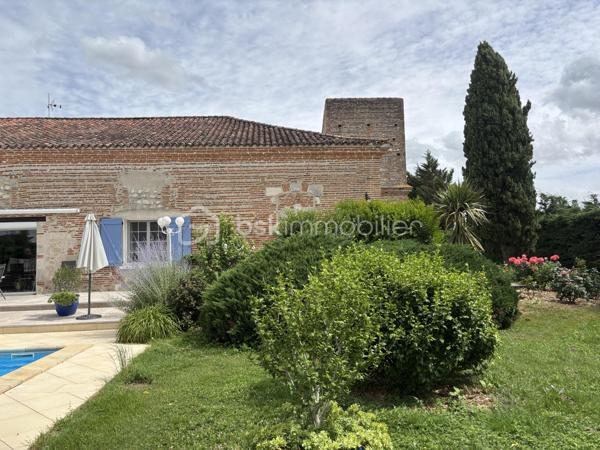 Au cœur de la Nouvelle Aquitaine, à seulement 8 mns d'Agen, découvrez cette magnifique demeure de caractère en pierre d'environ 300 m² habitables, entièrement restaurée, 
offrant un cadre de vie privilégié dans un environnement calme et verdoyant. 
Cette propriété séduit par ses volumes généreux, son authenticité, son parc clos et arboré de 5000 m², agrémenté de 3 puits, 
Dés l'entrée, vous serez charmé par un vaste espace de vie traversant d'environ 90 m² baigné de lumière, comprenant salon, salle à manger et cuisine. 
Cet espace de réception bénéficie d'un accès de plain-pied à la  terrasse et la piscine, prolongeant naturellement les pièces de vie vers l'extérieur. 
La maison dispose de nombreuses chambres, plusieurs salle de bains et wc. 

A l'extérieur, le parc paysager invite à la détente avec sa piscine, ses terrasses, son potager, ses arbres fruitiers et son pigeonnier offrant un beau potentiel d'aménagement selon vos envies. 
Les dépendances comprennent un garage, un atelier ainsi qu'une mezzanine apportant de nombreux espaces de rangement ou de travail. 
Une possibilité d'agrandissement vient compléter le potentiel de cette propriété. 

PRESTATIONS ; 
- Maison en pierre de caractère d'environ 300 m²
- Parc clos et arboré de 5000 m²
- Piscine et terrasses 
- Puits
- 5 chambres
- Espace de vie traversant  d'environ 90 m² avec cheminée
- Pigeonnier à aménager
- Garage atelier et mezzanine

Une propriété rare, alliant le charme de l'ancien, de beaux volumes et un cadre de vie privilégié, à quelques minutes seulement des commodités. 

A DECOUVRIR SANS TARDER !!