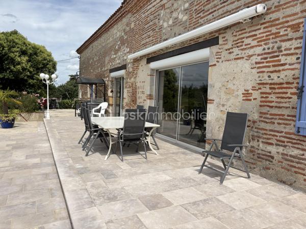 Au cœur de la Nouvelle Aquitaine, à seulement 8 mns d'Agen, découvrez cette magnifique demeure de caractère en pierre d'environ 300 m² habitables, entièrement restaurée, 
offrant un cadre de vie privilégié dans un environnement calme et verdoyant. 
Cette propriété séduit par ses volumes généreux, son authenticité, son parc clos et arboré de 5000 m², agrémenté de 3 puits, 
Dés l'entrée, vous serez charmé par un vaste espace de vie traversant d'environ 90 m² baigné de lumière, comprenant salon, salle à manger et cuisine. 
Cet espace de réception bénéficie d'un accès de plain-pied à la  terrasse et la piscine, prolongeant naturellement les pièces de vie vers l'extérieur. 
La maison dispose de nombreuses chambres, plusieurs salle de bains et wc. 

A l'extérieur, le parc paysager invite à la détente avec sa piscine, ses terrasses, son potager, ses arbres fruitiers et son pigeonnier offrant un beau potentiel d'aménagement selon vos envies. 
Les dépendances comprennent un garage, un atelier ainsi qu'une mezzanine apportant de nombreux espaces de rangement ou de travail. 
Une possibilité d'agrandissement vient compléter le potentiel de cette propriété. 

PRESTATIONS ; 
- Maison en pierre de caractère d'environ 300 m²
- Parc clos et arboré de 5000 m²
- Piscine et terrasses 
- Puits
- 5 chambres
- Espace de vie traversant  d'environ 90 m² avec cheminée
- Pigeonnier à aménager
- Garage atelier et mezzanine

Une propriété rare, alliant le charme de l'ancien, de beaux volumes et un cadre de vie privilégié, à quelques minutes seulement des commodités. 

A DECOUVRIR SANS TARDER !!