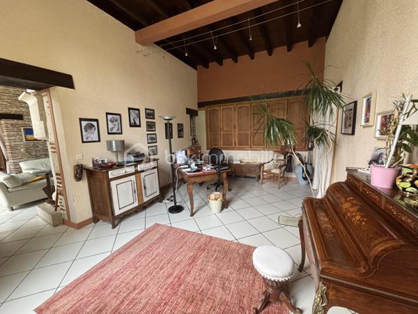 Au cœur de la Nouvelle Aquitaine, à seulement 8 mns d'Agen, découvrez cette magnifique demeure de caractère en pierre d'environ 300 m² habitables, entièrement restaurée, 
offrant un cadre de vie privilégié dans un environnement calme et verdoyant. 
Cette propriété séduit par ses volumes généreux, son authenticité, son parc clos et arboré de 5000 m², agrémenté de 3 puits, 
Dés l'entrée, vous serez charmé par un vaste espace de vie traversant d'environ 90 m² baigné de lumière, comprenant salon, salle à manger et cuisine. 
Cet espace de réception bénéficie d'un accès de plain-pied à la  terrasse et la piscine, prolongeant naturellement les pièces de vie vers l'extérieur. 
La maison dispose de nombreuses chambres, plusieurs salle de bains et wc. 

A l'extérieur, le parc paysager invite à la détente avec sa piscine, ses terrasses, son potager, ses arbres fruitiers et son pigeonnier offrant un beau potentiel d'aménagement selon vos envies. 
Les dépendances comprennent un garage, un atelier ainsi qu'une mezzanine apportant de nombreux espaces de rangement ou de travail. 
Une possibilité d'agrandissement vient compléter le potentiel de cette propriété. 

PRESTATIONS ; 
- Maison en pierre de caractère d'environ 300 m²
- Parc clos et arboré de 5000 m²
- Piscine et terrasses 
- Puits
- 5 chambres
- Espace de vie traversant  d'environ 90 m² avec cheminée
- Pigeonnier à aménager
- Garage atelier et mezzanine

Une propriété rare, alliant le charme de l'ancien, de beaux volumes et un cadre de vie privilégié, à quelques minutes seulement des commodités. 

A DECOUVRIR SANS TARDER !!