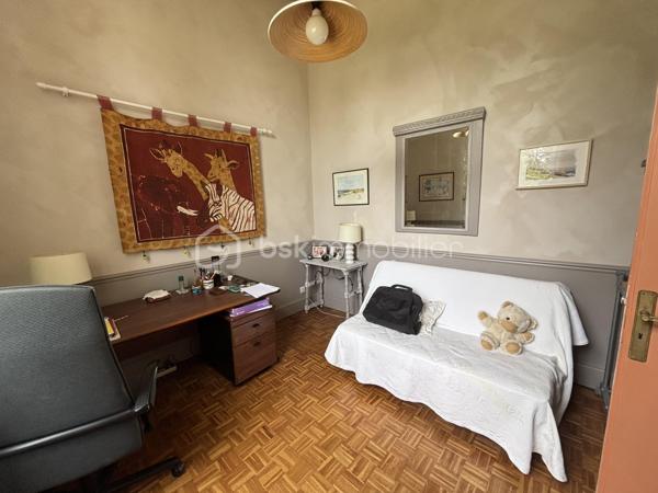 Au cœur de la Nouvelle Aquitaine, à seulement 8 mns d'Agen, découvrez cette magnifique demeure de caractère en pierre d'environ 300 m² habitables, entièrement restaurée, 
offrant un cadre de vie privilégié dans un environnement calme et verdoyant. 
Cette propriété séduit par ses volumes généreux, son authenticité, son parc clos et arboré de 5000 m², agrémenté de 3 puits, 
Dés l'entrée, vous serez charmé par un vaste espace de vie traversant d'environ 90 m² baigné de lumière, comprenant salon, salle à manger et cuisine. 
Cet espace de réception bénéficie d'un accès de plain-pied à la  terrasse et la piscine, prolongeant naturellement les pièces de vie vers l'extérieur. 
La maison dispose de nombreuses chambres, plusieurs salle de bains et wc. 

A l'extérieur, le parc paysager invite à la détente avec sa piscine, ses terrasses, son potager, ses arbres fruitiers et son pigeonnier offrant un beau potentiel d'aménagement selon vos envies. 
Les dépendances comprennent un garage, un atelier ainsi qu'une mezzanine apportant de nombreux espaces de rangement ou de travail. 
Une possibilité d'agrandissement vient compléter le potentiel de cette propriété. 

PRESTATIONS ; 
- Maison en pierre de caractère d'environ 300 m²
- Parc clos et arboré de 5000 m²
- Piscine et terrasses 
- Puits
- 5 chambres
- Espace de vie traversant  d'environ 90 m² avec cheminée
- Pigeonnier à aménager
- Garage atelier et mezzanine

Une propriété rare, alliant le charme de l'ancien, de beaux volumes et un cadre de vie privilégié, à quelques minutes seulement des commodités. 

A DECOUVRIR SANS TARDER !!