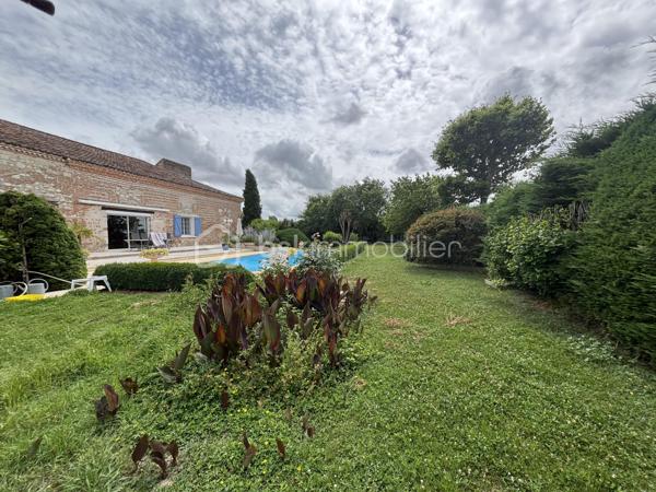 Au cœur de la Nouvelle Aquitaine, à seulement 8 mns d'Agen, découvrez cette magnifique demeure de caractère en pierre d'environ 300 m² habitables, entièrement restaurée, 
offrant un cadre de vie privilégié dans un environnement calme et verdoyant. 
Cette propriété séduit par ses volumes généreux, son authenticité, son parc clos et arboré de 5000 m², agrémenté de 3 puits, 
Dés l'entrée, vous serez charmé par un vaste espace de vie traversant d'environ 90 m² baigné de lumière, comprenant salon, salle à manger et cuisine. 
Cet espace de réception bénéficie d'un accès de plain-pied à la  terrasse et la piscine, prolongeant naturellement les pièces de vie vers l'extérieur. 
La maison dispose de nombreuses chambres, plusieurs salle de bains et wc. 

A l'extérieur, le parc paysager invite à la détente avec sa piscine, ses terrasses, son potager, ses arbres fruitiers et son pigeonnier offrant un beau potentiel d'aménagement selon vos envies. 
Les dépendances comprennent un garage, un atelier ainsi qu'une mezzanine apportant de nombreux espaces de rangement ou de travail. 
Une possibilité d'agrandissement vient compléter le potentiel de cette propriété. 

PRESTATIONS ; 
- Maison en pierre de caractère d'environ 300 m²
- Parc clos et arboré de 5000 m²
- Piscine et terrasses 
- Puits
- 5 chambres
- Espace de vie traversant  d'environ 90 m² avec cheminée
- Pigeonnier à aménager
- Garage atelier et mezzanine

Une propriété rare, alliant le charme de l'ancien, de beaux volumes et un cadre de vie privilégié, à quelques minutes seulement des commodités. 

A DECOUVRIR SANS TARDER !!