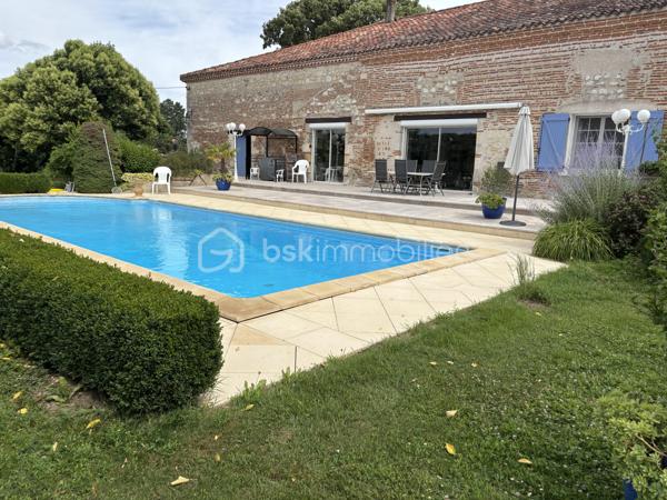 Au cœur de la Nouvelle Aquitaine, à seulement 8 mns d'Agen, découvrez cette magnifique demeure de caractère en pierre d'environ 300 m² habitables, entièrement restaurée, 
offrant un cadre de vie privilégié dans un environnement calme et verdoyant. 
Cette propriété séduit par ses volumes généreux, son authenticité, son parc clos et arboré de 5000 m², agrémenté de 3 puits, 
Dés l'entrée, vous serez charmé par un vaste espace de vie traversant d'environ 90 m² baigné de lumière, comprenant salon, salle à manger et cuisine. 
Cet espace de réception bénéficie d'un accès de plain-pied à la  terrasse et la piscine, prolongeant naturellement les pièces de vie vers l'extérieur. 
La maison dispose de nombreuses chambres, plusieurs salle de bains et wc. 

A l'extérieur, le parc paysager invite à la détente avec sa piscine, ses terrasses, son potager, ses arbres fruitiers et son pigeonnier offrant un beau potentiel d'aménagement selon vos envies. 
Les dépendances comprennent un garage, un atelier ainsi qu'une mezzanine apportant de nombreux espaces de rangement ou de travail. 
Une possibilité d'agrandissement vient compléter le potentiel de cette propriété. 

PRESTATIONS ; 
- Maison en pierre de caractère d'environ 300 m²
- Parc clos et arboré de 5000 m²
- Piscine et terrasses 
- Puits
- 5 chambres
- Espace de vie traversant  d'environ 90 m² avec cheminée
- Pigeonnier à aménager
- Garage atelier et mezzanine

Une propriété rare, alliant le charme de l'ancien, de beaux volumes et un cadre de vie privilégié, à quelques minutes seulement des commodités. 

A DECOUVRIR SANS TARDER !!