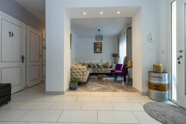 Vente                                                      Maison
                        
                     5 pièces                      100 m2                     à Morestel