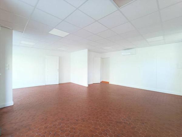 Local commercial - ST GENIX LES VILLAGES - AXE PASSANT