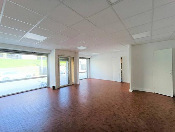 Local commercial - ST GENIX LES VILLAGES - AXE PASSANT