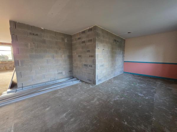 Investissement locatif : Appartement à rénover entièrement, au sein d'un immeuble.