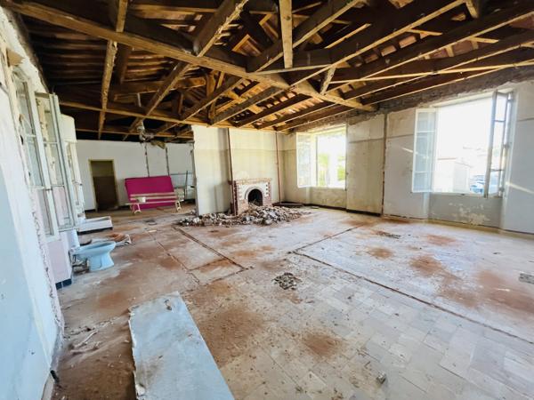 Le brusc (83140) LE BRUSC BATISSE - 223 M² - A Rénover