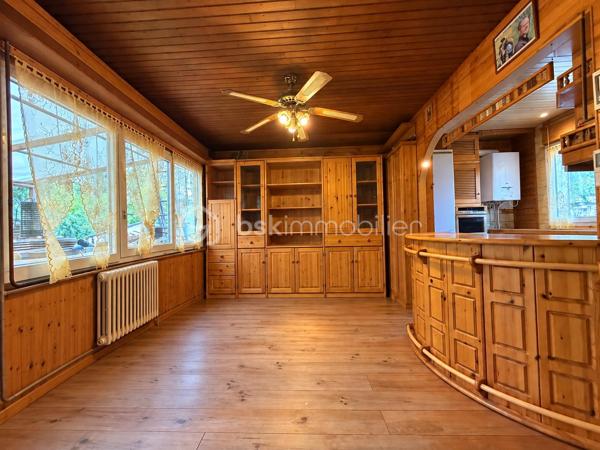 Venez découvrir ce chalet édifié sur vide sanitaire, situé dans un environnement calme et verdoyant, à l’abri des nuisances et sans aucun vis-à-vis.

Il se compose d’une cuisine aménagée ouverte donnant sur une pièce à vivre et une terrasse couverte, idéale pour profiter des beaux jours, ainsi que d’une chambre, d’une salle d’eau avec douche et d’un WC indépendant.

À l’extérieur, vous profiterez de deux parcelles de terrain représentant une superficie totale d’environ 2 735 m², dont environ 1 100 m² de terrain praticable et aménageable. La seconde parcelle est principalement constituée de marais, offrant ainsi un environnement naturel préservé.

Le terrain étant encore constructible, il est possible d’agrandir le chalet actuel, sous réserve des autorisations nécessaires.

Deux abris de jardin complètent l’espace extérieur.
Des travaux de rénovation et d’amélioration sont à prévoir.
Le chalet bénéficie de fenêtres en double vitrage PVC, d’un chauffage au gaz de ville et d’un assainissement autonome individuel.