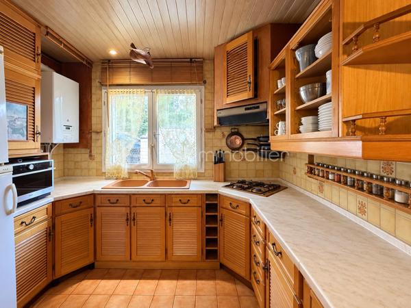 Venez découvrir ce chalet édifié sur vide sanitaire, situé dans un environnement calme et verdoyant, à l’abri des nuisances et sans aucun vis-à-vis.

Il se compose d’une cuisine aménagée ouverte donnant sur une pièce à vivre et une terrasse couverte, idéale pour profiter des beaux jours, ainsi que d’une chambre, d’une salle d’eau avec douche et d’un WC indépendant.

À l’extérieur, vous profiterez de deux parcelles de terrain représentant une superficie totale d’environ 2 735 m², dont environ 1 100 m² de terrain praticable et aménageable. La seconde parcelle est principalement constituée de marais, offrant ainsi un environnement naturel préservé.

Le terrain étant encore constructible, il est possible d’agrandir le chalet actuel, sous réserve des autorisations nécessaires.

Deux abris de jardin complètent l’espace extérieur.
Des travaux de rénovation et d’amélioration sont à prévoir.
Le chalet bénéficie de fenêtres en double vitrage PVC, d’un chauffage au gaz de ville et d’un assainissement autonome individuel.