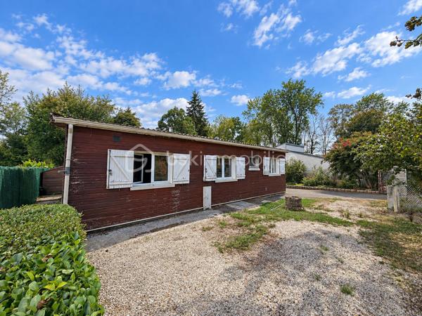 Venez découvrir ce chalet édifié sur vide sanitaire, situé dans un environnement calme et verdoyant, à l’abri des nuisances et sans aucun vis-à-vis.

Il se compose d’une cuisine aménagée ouverte donnant sur une pièce à vivre et une terrasse couverte, idéale pour profiter des beaux jours, ainsi que d’une chambre, d’une salle d’eau avec douche et d’un WC indépendant.

À l’extérieur, vous profiterez de deux parcelles de terrain représentant une superficie totale d’environ 2 735 m², dont environ 1 100 m² de terrain praticable et aménageable. La seconde parcelle est principalement constituée de marais, offrant ainsi un environnement naturel préservé.

Le terrain étant encore constructible, il est possible d’agrandir le chalet actuel, sous réserve des autorisations nécessaires.

Deux abris de jardin complètent l’espace extérieur.
Des travaux de rénovation et d’amélioration sont à prévoir.
Le chalet bénéficie de fenêtres en double vitrage PVC, d’un chauffage au gaz de ville et d’un assainissement autonome individuel.