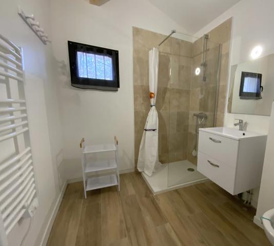 A proximité de Banon, belle Maison d'Hôtes de 268 m2 (+130 m2) en pleine campagne