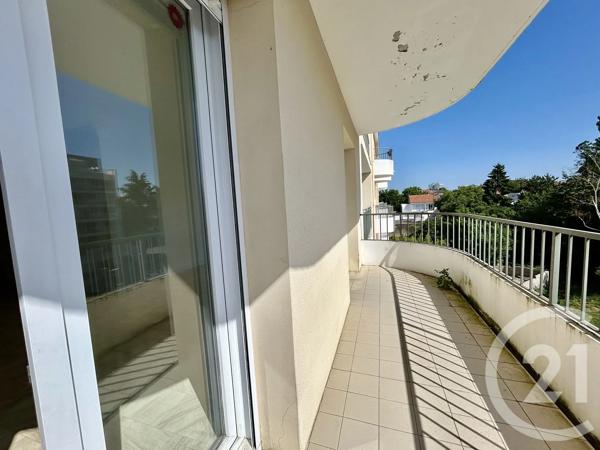 Appartement F3 à vendre  4 pièces - 106,10 m 2   LA ROCHE SUR YON  - 85