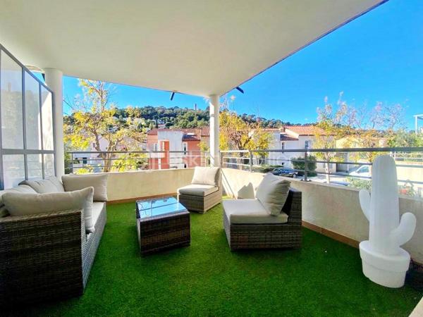 Situé sur la route de l'Almanarre, au 1er étage d'une résidence récente, ce très joli T3 de 68 m² offre une très belle luminosité.

Il bénéficie d'une grande pièce de vie donnant accès à une belle terrasse exposée Ouest et d'une cuisine aménagée et équipée ouverte sur le
séjour.

Les 2 chambres sont équipées d'un grand placard avec portes miroirs dont une avec terrasse exposée Est.

Les WC sont séparés de la salle de bains.

Un garage avec accès direct en sous-sol par ascenseur vient compléter ce bien.

A noter : climatisation, double-vitrage, volets roulants électriques.

Notre avis : Petite résidence de seulement 2 étages, bien entretenue, située à proximité de la plage de l'Almanarre.