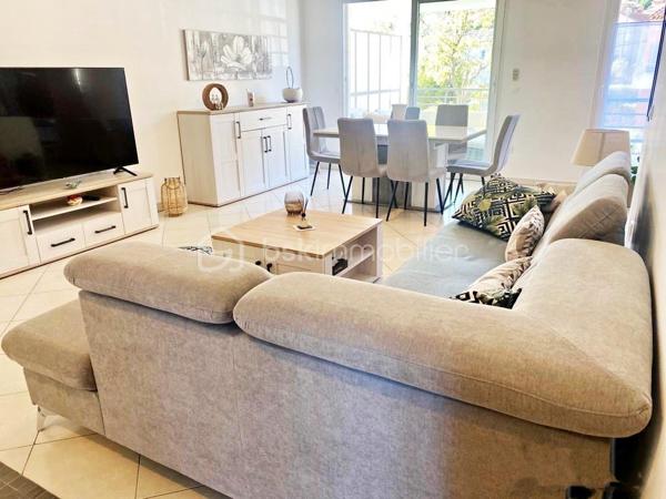 Situé sur la route de l'Almanarre, au 1er étage d'une résidence récente, ce très joli T3 de 68 m² offre une très belle luminosité.

Il bénéficie d'une grande pièce de vie donnant accès à une belle terrasse exposée Ouest et d'une cuisine aménagée et équipée ouverte sur le
séjour.

Les 2 chambres sont équipées d'un grand placard avec portes miroirs dont une avec terrasse exposée Est.

Les WC sont séparés de la salle de bains.

Un garage avec accès direct en sous-sol par ascenseur vient compléter ce bien.

A noter : climatisation, double-vitrage, volets roulants électriques.

Notre avis : Petite résidence de seulement 2 étages, bien entretenue, située à proximité de la plage de l'Almanarre.