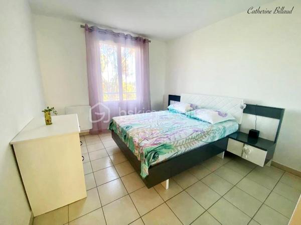 Situé sur la route de l'Almanarre, au 1er étage d'une résidence récente, ce très joli T3 de 68 m² offre une très belle luminosité.

Il bénéficie d'une grande pièce de vie donnant accès à une belle terrasse exposée Ouest et d'une cuisine aménagée et équipée ouverte sur le
séjour.

Les 2 chambres sont équipées d'un grand placard avec portes miroirs dont une avec terrasse exposée Est.

Les WC sont séparés de la salle de bains.

Un garage avec accès direct en sous-sol par ascenseur vient compléter ce bien.

A noter : climatisation, double-vitrage, volets roulants électriques.

Notre avis : Petite résidence de seulement 2 étages, bien entretenue, située à proximité de la plage de l'Almanarre.
