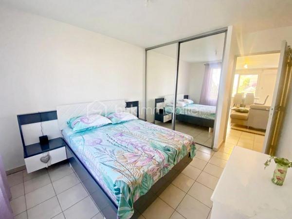 Situé sur la route de l'Almanarre, au 1er étage d'une résidence récente, ce très joli T3 de 68 m² offre une très belle luminosité.

Il bénéficie d'une grande pièce de vie donnant accès à une belle terrasse exposée Ouest et d'une cuisine aménagée et équipée ouverte sur le
séjour.

Les 2 chambres sont équipées d'un grand placard avec portes miroirs dont une avec terrasse exposée Est.

Les WC sont séparés de la salle de bains.

Un garage avec accès direct en sous-sol par ascenseur vient compléter ce bien.

A noter : climatisation, double-vitrage, volets roulants électriques.

Notre avis : Petite résidence de seulement 2 étages, bien entretenue, située à proximité de la plage de l'Almanarre.