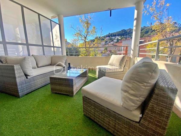 Situé sur la route de l'Almanarre, au 1er étage d'une résidence récente, ce très joli T3 de 68 m² offre une très belle luminosité.

Il bénéficie d'une grande pièce de vie donnant accès à une belle terrasse exposée Ouest et d'une cuisine aménagée et équipée ouverte sur le
séjour.

Les 2 chambres sont équipées d'un grand placard avec portes miroirs dont une avec terrasse exposée Est.

Les WC sont séparés de la salle de bains.

Un garage avec accès direct en sous-sol par ascenseur vient compléter ce bien.

A noter : climatisation, double-vitrage, volets roulants électriques.

Notre avis : Petite résidence de seulement 2 étages, bien entretenue, située à proximité de la plage de l'Almanarre.