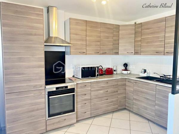 Situé sur la route de l'Almanarre, au 1er étage d'une résidence récente, ce très joli T3 de 68 m² offre une très belle luminosité.

Il bénéficie d'une grande pièce de vie donnant accès à une belle terrasse exposée Ouest et d'une cuisine aménagée et équipée ouverte sur le
séjour.

Les 2 chambres sont équipées d'un grand placard avec portes miroirs dont une avec terrasse exposée Est.

Les WC sont séparés de la salle de bains.

Un garage avec accès direct en sous-sol par ascenseur vient compléter ce bien.

A noter : climatisation, double-vitrage, volets roulants électriques.

Notre avis : Petite résidence de seulement 2 étages, bien entretenue, située à proximité de la plage de l'Almanarre.