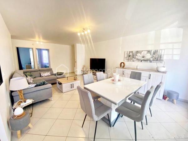 Situé sur la route de l'Almanarre, au 1er étage d'une résidence récente, ce très joli T3 de 68 m² offre une très belle luminosité.

Il bénéficie d'une grande pièce de vie donnant accès à une belle terrasse exposée Ouest et d'une cuisine aménagée et équipée ouverte sur le
séjour.

Les 2 chambres sont équipées d'un grand placard avec portes miroirs dont une avec terrasse exposée Est.

Les WC sont séparés de la salle de bains.

Un garage avec accès direct en sous-sol par ascenseur vient compléter ce bien.

A noter : climatisation, double-vitrage, volets roulants électriques.

Notre avis : Petite résidence de seulement 2 étages, bien entretenue, située à proximité de la plage de l'Almanarre.