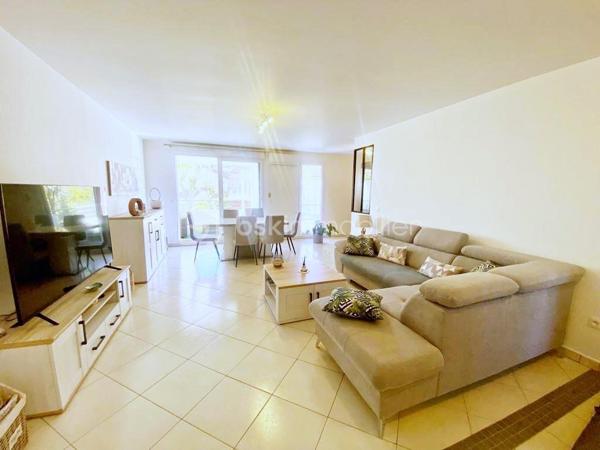 Situé sur la route de l'Almanarre, au 1er étage d'une résidence récente, ce très joli T3 de 68 m² offre une très belle luminosité.

Il bénéficie d'une grande pièce de vie donnant accès à une belle terrasse exposée Ouest et d'une cuisine aménagée et équipée ouverte sur le
séjour.

Les 2 chambres sont équipées d'un grand placard avec portes miroirs dont une avec terrasse exposée Est.

Les WC sont séparés de la salle de bains.

Un garage avec accès direct en sous-sol par ascenseur vient compléter ce bien.

A noter : climatisation, double-vitrage, volets roulants électriques.

Notre avis : Petite résidence de seulement 2 étages, bien entretenue, située à proximité de la plage de l'Almanarre.