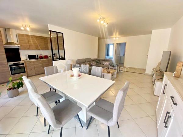 Situé sur la route de l'Almanarre, au 1er étage d'une résidence récente, ce très joli T3 de 68 m² offre une très belle luminosité.

Il bénéficie d'une grande pièce de vie donnant accès à une belle terrasse exposée Ouest et d'une cuisine aménagée et équipée ouverte sur le
séjour.

Les 2 chambres sont équipées d'un grand placard avec portes miroirs dont une avec terrasse exposée Est.

Les WC sont séparés de la salle de bains.

Un garage avec accès direct en sous-sol par ascenseur vient compléter ce bien.

A noter : climatisation, double-vitrage, volets roulants électriques.

Notre avis : Petite résidence de seulement 2 étages, bien entretenue, située à proximité de la plage de l'Almanarre.
