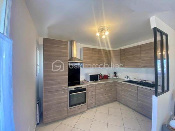Situé sur la route de l'Almanarre, au 1er étage d'une résidence récente, ce très joli T3 de 68 m² offre une très belle luminosité.

Il bénéficie d'une grande pièce de vie donnant accès à une belle terrasse exposée Ouest et d'une cuisine aménagée et équipée ouverte sur le
séjour.

Les 2 chambres sont équipées d'un grand placard avec portes miroirs dont une avec terrasse exposée Est.

Les WC sont séparés de la salle de bains.

Un garage avec accès direct en sous-sol par ascenseur vient compléter ce bien.

A noter : climatisation, double-vitrage, volets roulants électriques.

Notre avis : Petite résidence de seulement 2 étages, bien entretenue, située à proximité de la plage de l'Almanarre.