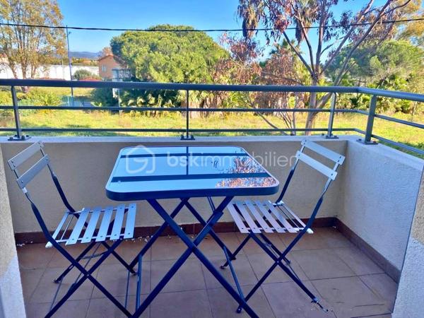 Situé sur la route de l'Almanarre, au 1er étage d'une résidence récente, ce très joli T3 de 68 m² offre une très belle luminosité.

Il bénéficie d'une grande pièce de vie donnant accès à une belle terrasse exposée Ouest et d'une cuisine aménagée et équipée ouverte sur le
séjour.

Les 2 chambres sont équipées d'un grand placard avec portes miroirs dont une avec terrasse exposée Est.

Les WC sont séparés de la salle de bains.

Un garage avec accès direct en sous-sol par ascenseur vient compléter ce bien.

A noter : climatisation, double-vitrage, volets roulants électriques.

Notre avis : Petite résidence de seulement 2 étages, bien entretenue, située à proximité de la plage de l'Almanarre.