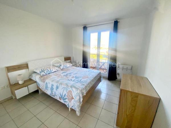 Situé sur la route de l'Almanarre, au 1er étage d'une résidence récente, ce très joli T3 de 68 m² offre une très belle luminosité.

Il bénéficie d'une grande pièce de vie donnant accès à une belle terrasse exposée Ouest et d'une cuisine aménagée et équipée ouverte sur le
séjour.

Les 2 chambres sont équipées d'un grand placard avec portes miroirs dont une avec terrasse exposée Est.

Les WC sont séparés de la salle de bains.

Un garage avec accès direct en sous-sol par ascenseur vient compléter ce bien.

A noter : climatisation, double-vitrage, volets roulants électriques.

Notre avis : Petite résidence de seulement 2 étages, bien entretenue, située à proximité de la plage de l'Almanarre.