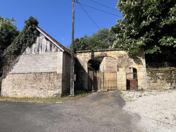 Maison ancienne - Thenon Fermette à rénover avec l'ensemble de ses dépendances agricoles sur 8 ha de terrrain au coeur d'un petit village du Périgord Noir.