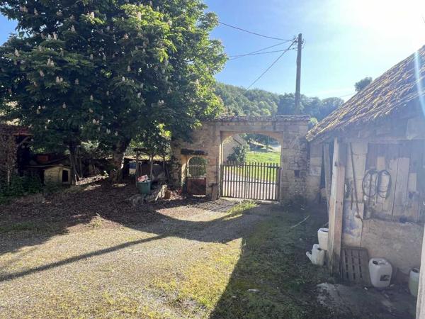 Maison ancienne - Thenon Fermette à rénover avec l'ensemble de ses dépendances agricoles sur 8 ha de terrrain au coeur d'un petit village du Périgord Noir.