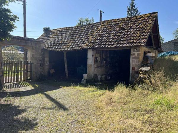 Maison ancienne - Thenon Fermette à rénover avec l'ensemble de ses dépendances agricoles sur 8 ha de terrrain au coeur d'un petit village du Périgord Noir.