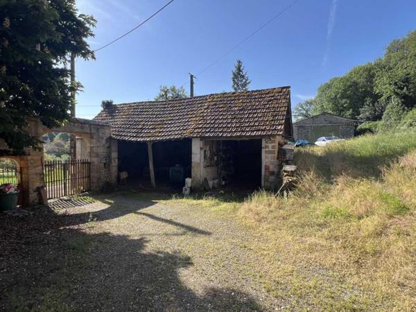 Maison ancienne - Thenon Fermette à rénover avec l'ensemble de ses dépendances agricoles sur 8 ha de terrrain au coeur d'un petit village du Périgord Noir.